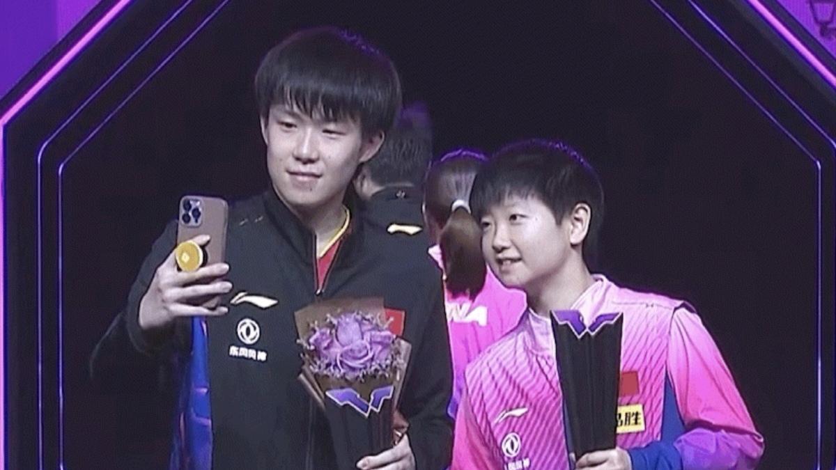 在这场备受瞩目的比赛中，王楚钦与孙颖莎共同捧起了冠军奖杯，成为众人瞩目的焦点。两