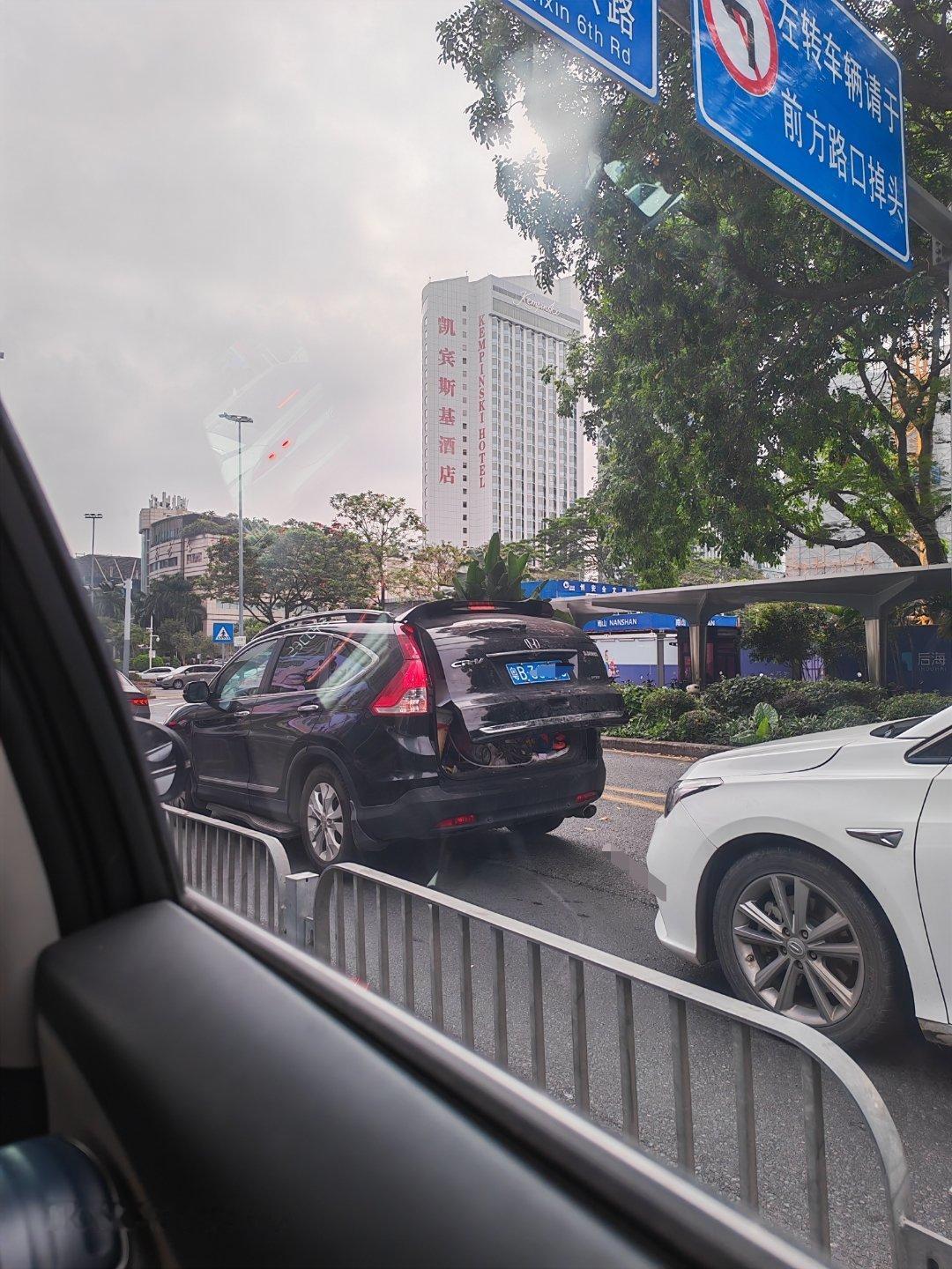 感觉一个急刹车，后车就要被丢垃圾 ​​​