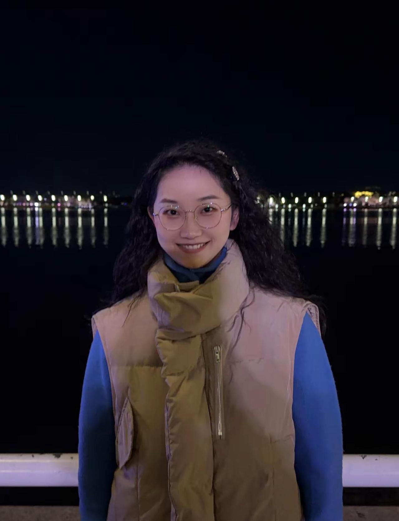 你欠我一个拥抱的清晨。这个城市的夜风好冷江边ootd 松弛感日常碎片 欠我一个拥