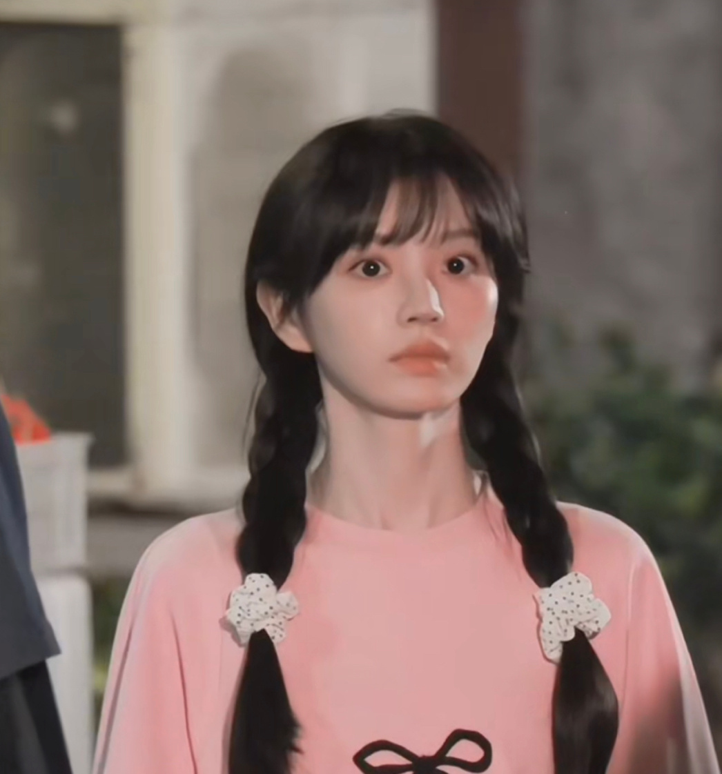 田曦薇《天才女友》林知夏路透，双麻花辫水蜜桃薇薇！ ​​​