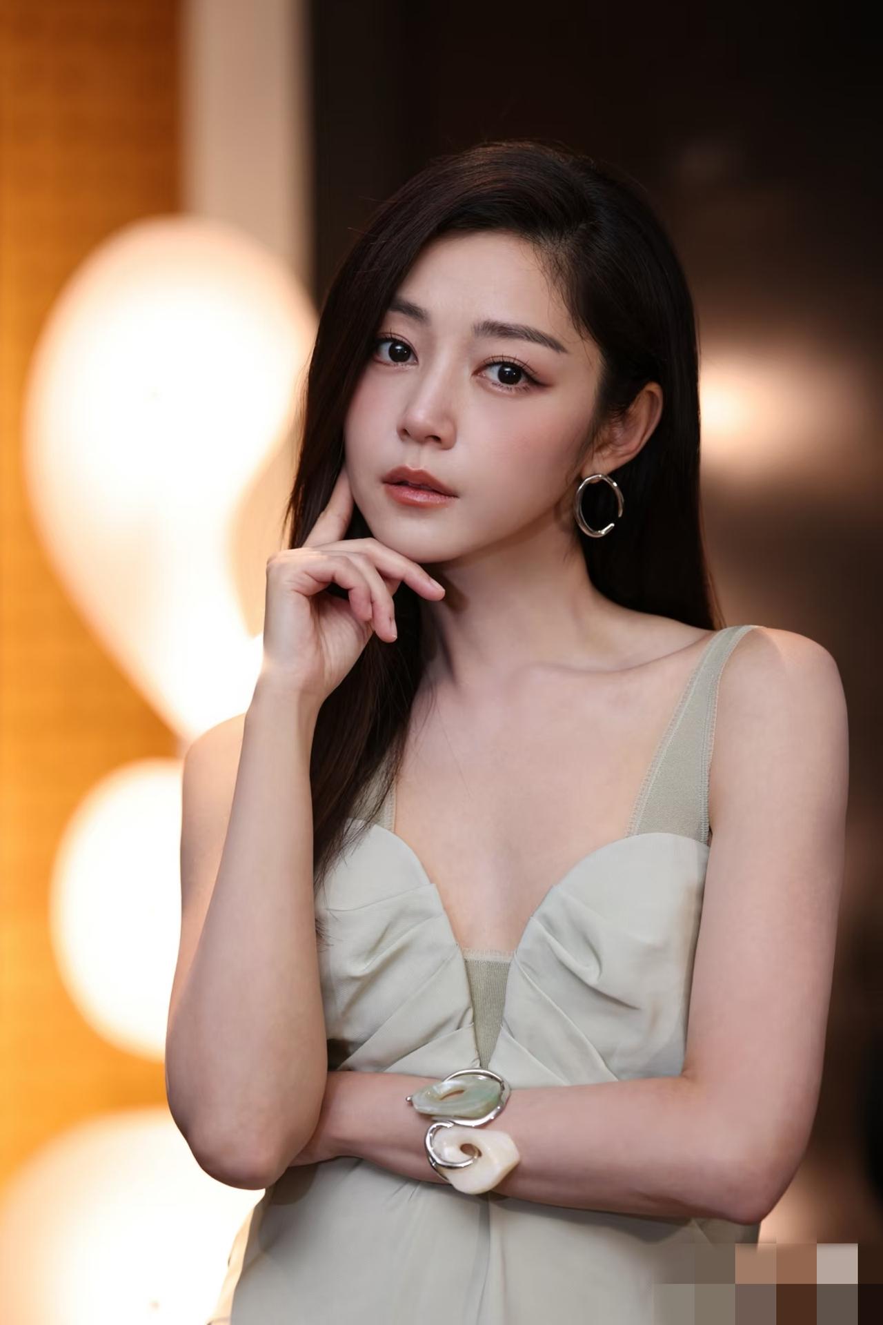 香港迎来首位百花奖影后卫诗雅，

她的人生履历相当不简单！

她不仅是金像奖最佳