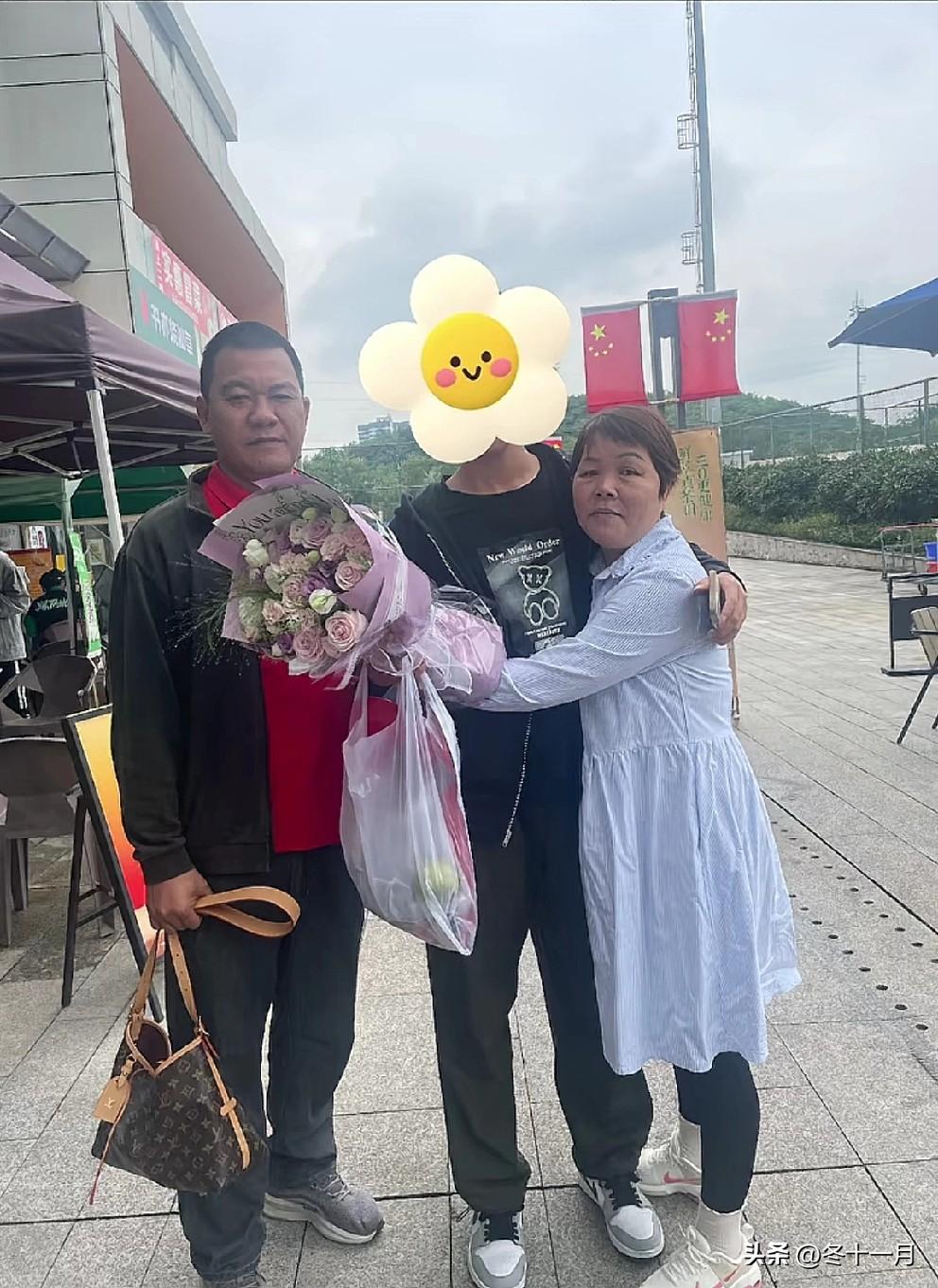 叶锐聪的妈东姐又想儿子了，这可真是身在东莞寮步，心在四川儿子身旁啊。看视频里，这