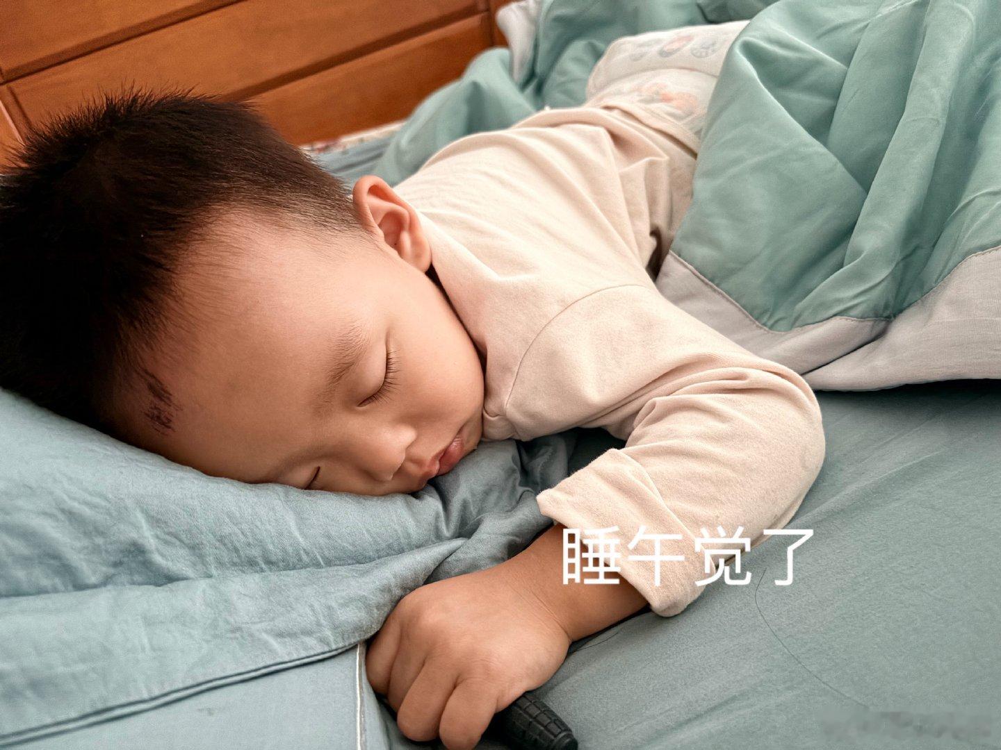 真是烦躁，每次回来都要问一下我要不要把娃放在老家给娃奶奶带[怒]问题是老人带一点