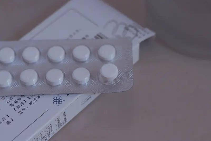 今日听闻一奇葩观点，主张按照救治率给医生发工资，治好病才有奖金，治不好便没有。可