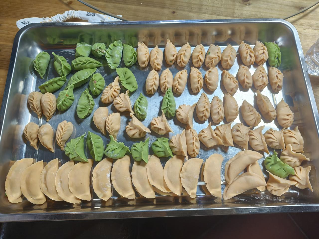 自制鲜肉饺子和菠菜饺子，新鲜出炉，美味可口！
