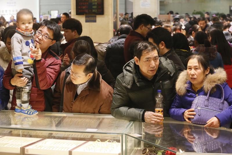 1月24日，一名广西游客爬衡山时丢了块80多克的金饰吊坠。消息一出迅速引发关注，