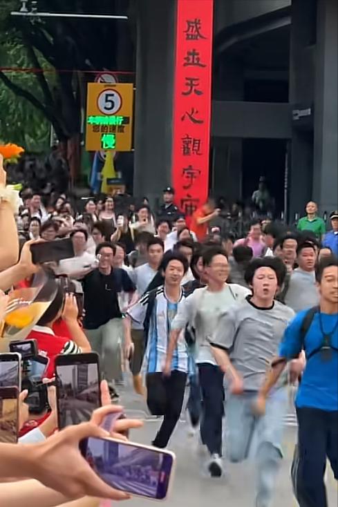 "你只是高考完，并不是家里发财了。"这句扎心的话，来自一个安徽女生。高考结束后，