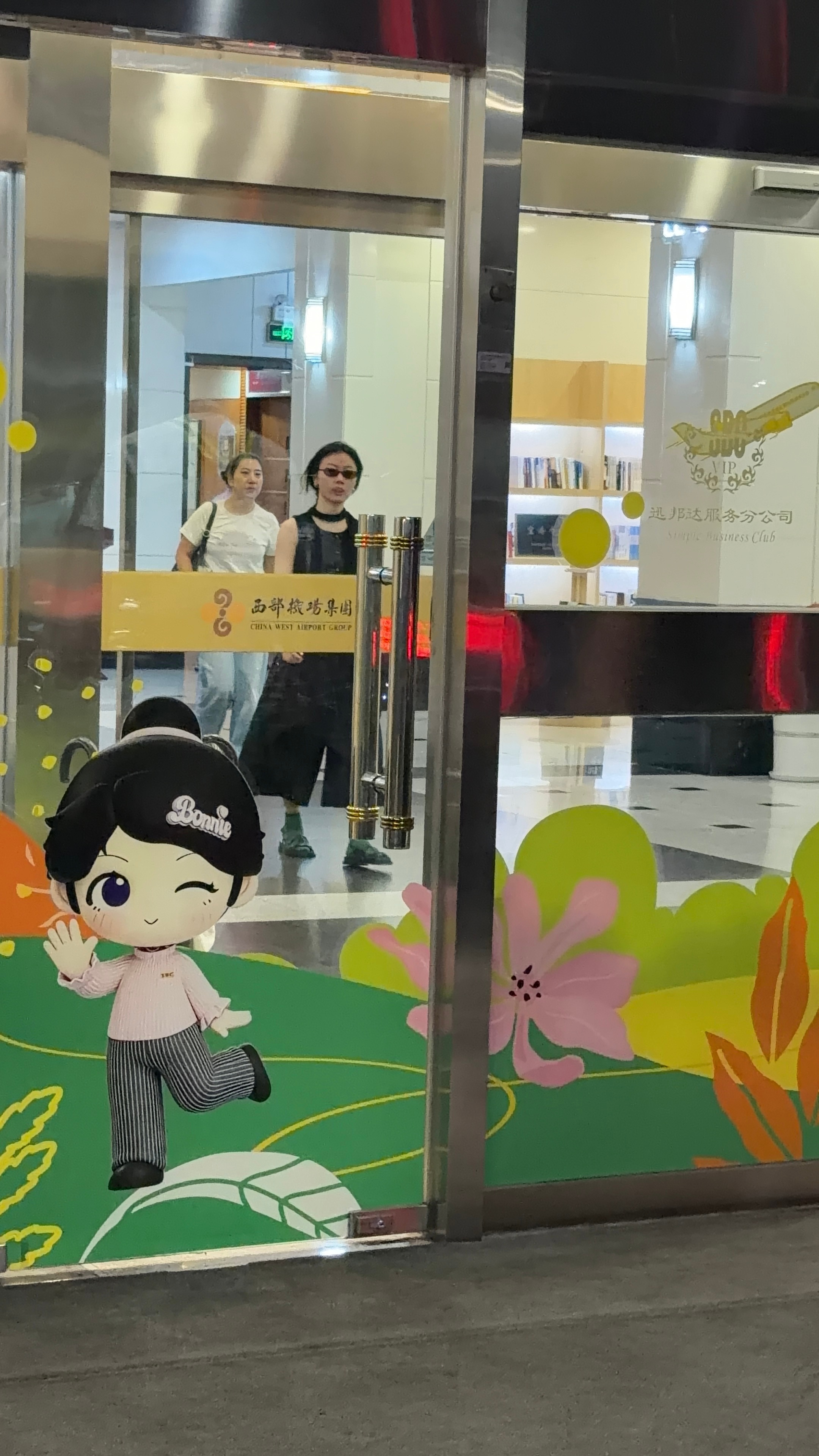 去接机见到单依纯那一刻什么都顾不上了，什么拍照什么签名什么送信都不值一提，所有都