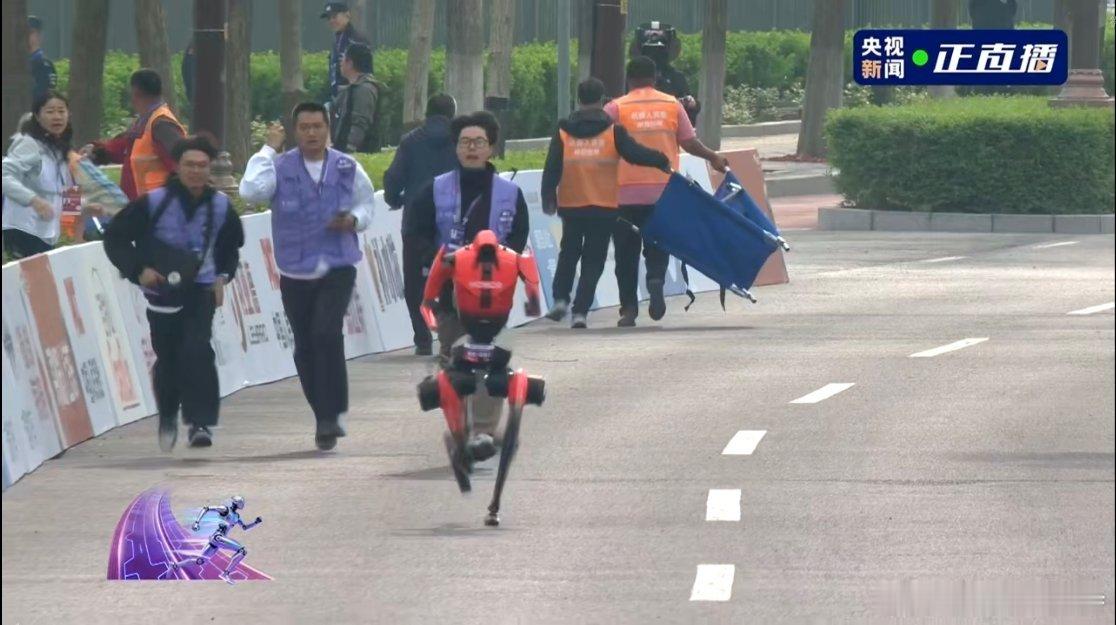 北京亦庄机器人半马谁能想到啊，第一个撞线的居然是一家手机厂商造的机器人。记住他的
