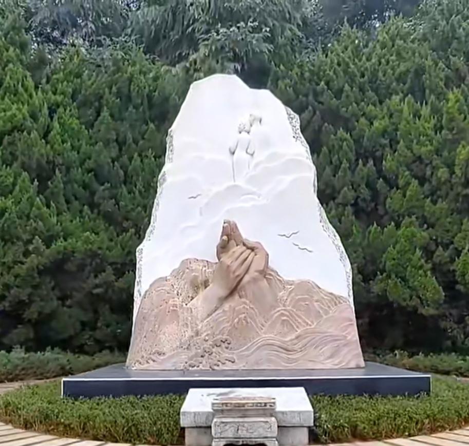 无声胜千言：立于花明楼王光美的无字墓碑
 
宁乡花明楼松柏环抱的僻静山坳里，静静