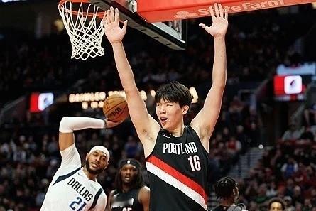 开拓者队在领先17分的情况下差一点被翻盘，好在坚持到了最后，以125-122险胜