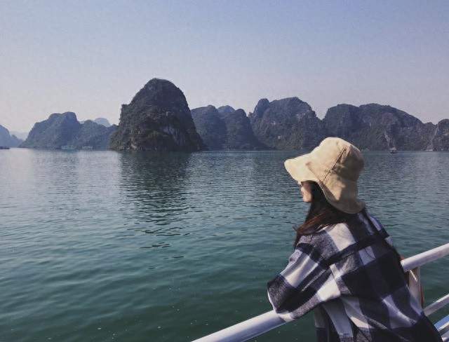 刘亦菲发合照裁掉越南女星