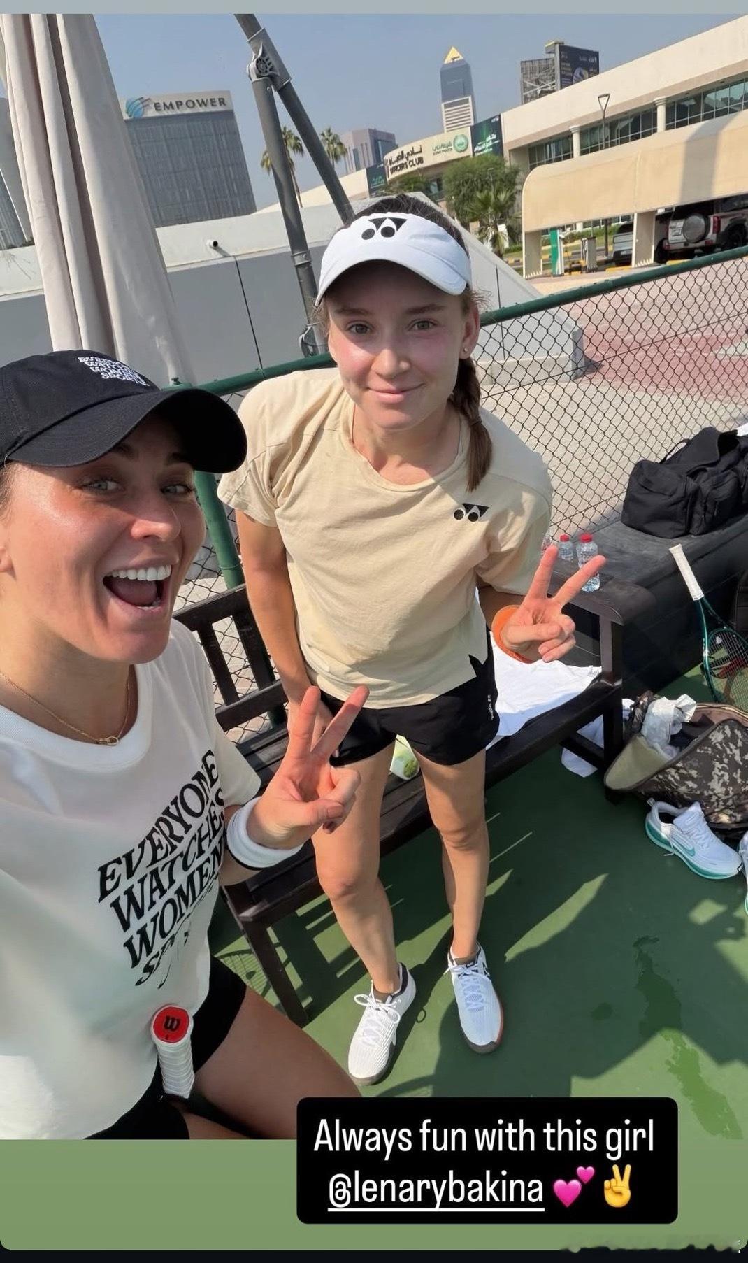 巴多萨秀和莱巴金娜一起的美照巴多萨的ig秀出和莱巴金娜一起训练的美照，这是今天在