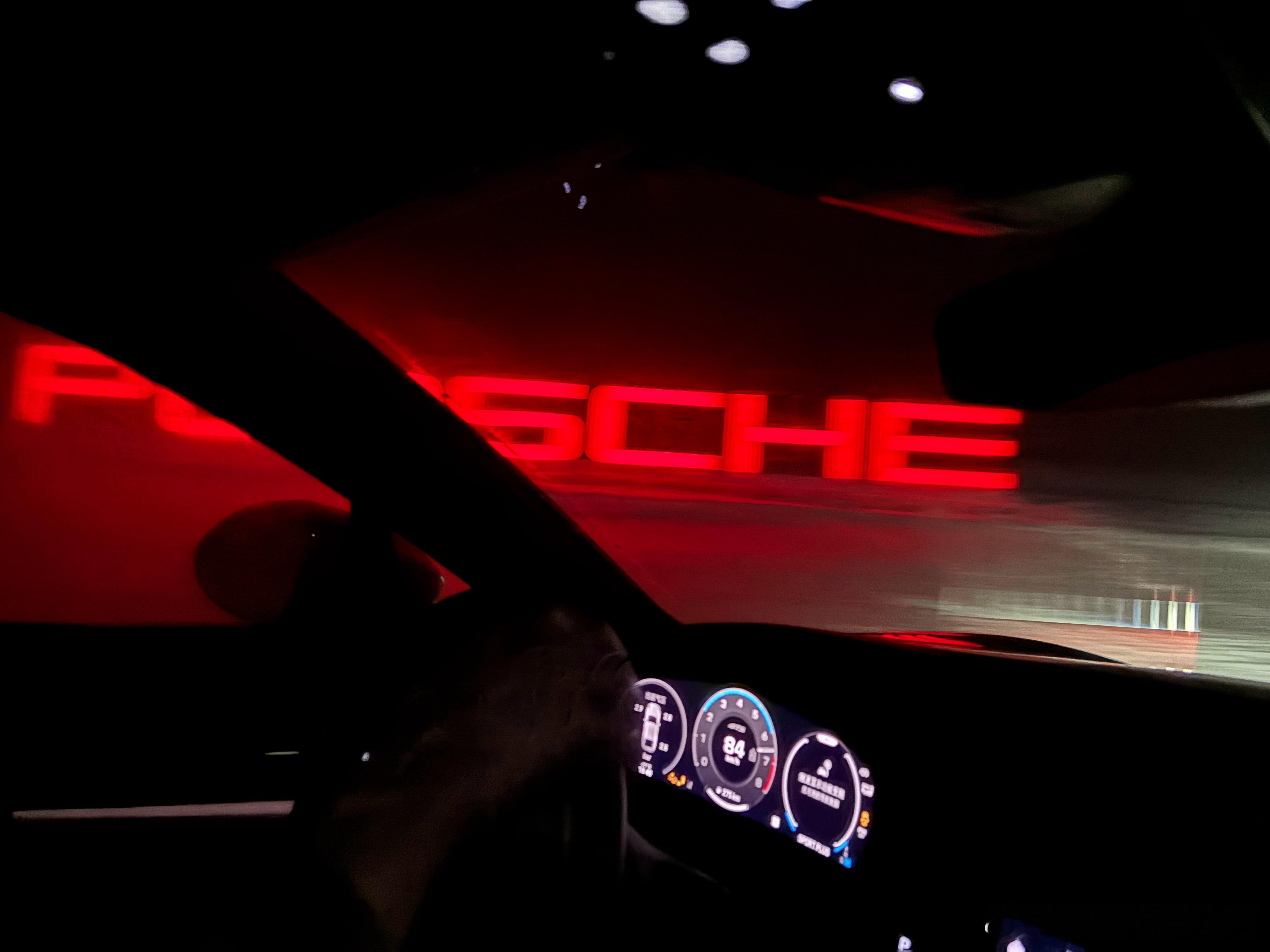 昨晚体验了保时捷的夜间试乘，本来期待不高，结果短短3分钟的体验，刺激感拉满，肾上