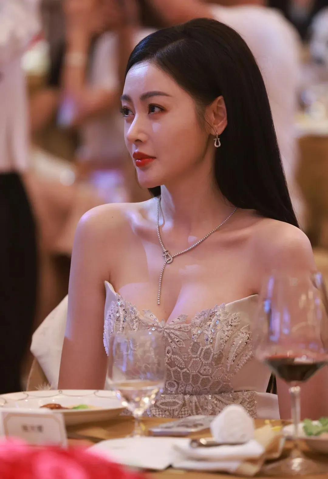 #经典对联佳作分享#上联:张天爱谁不爱爱
求下联: