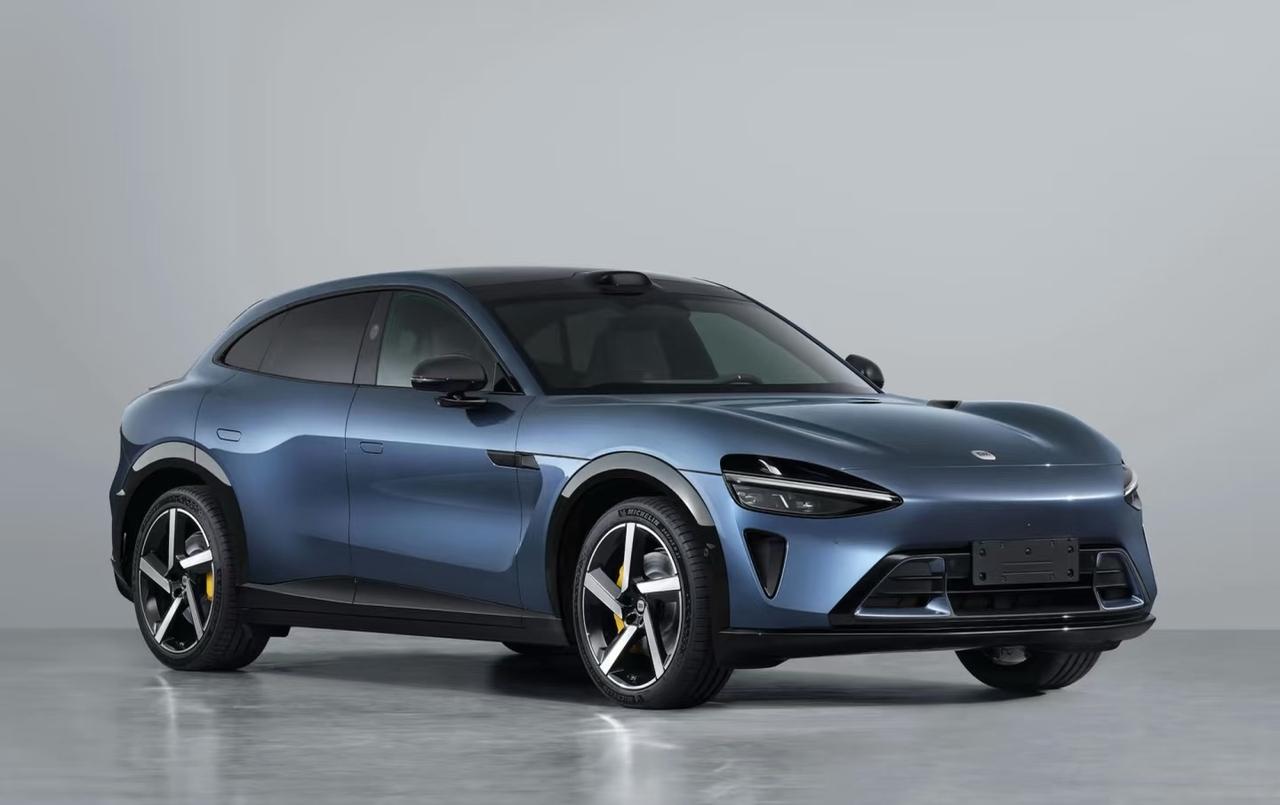 小米YU7入门版来了！之前被砍的版本复活，配70多度电池，续航620公里。尾灯升