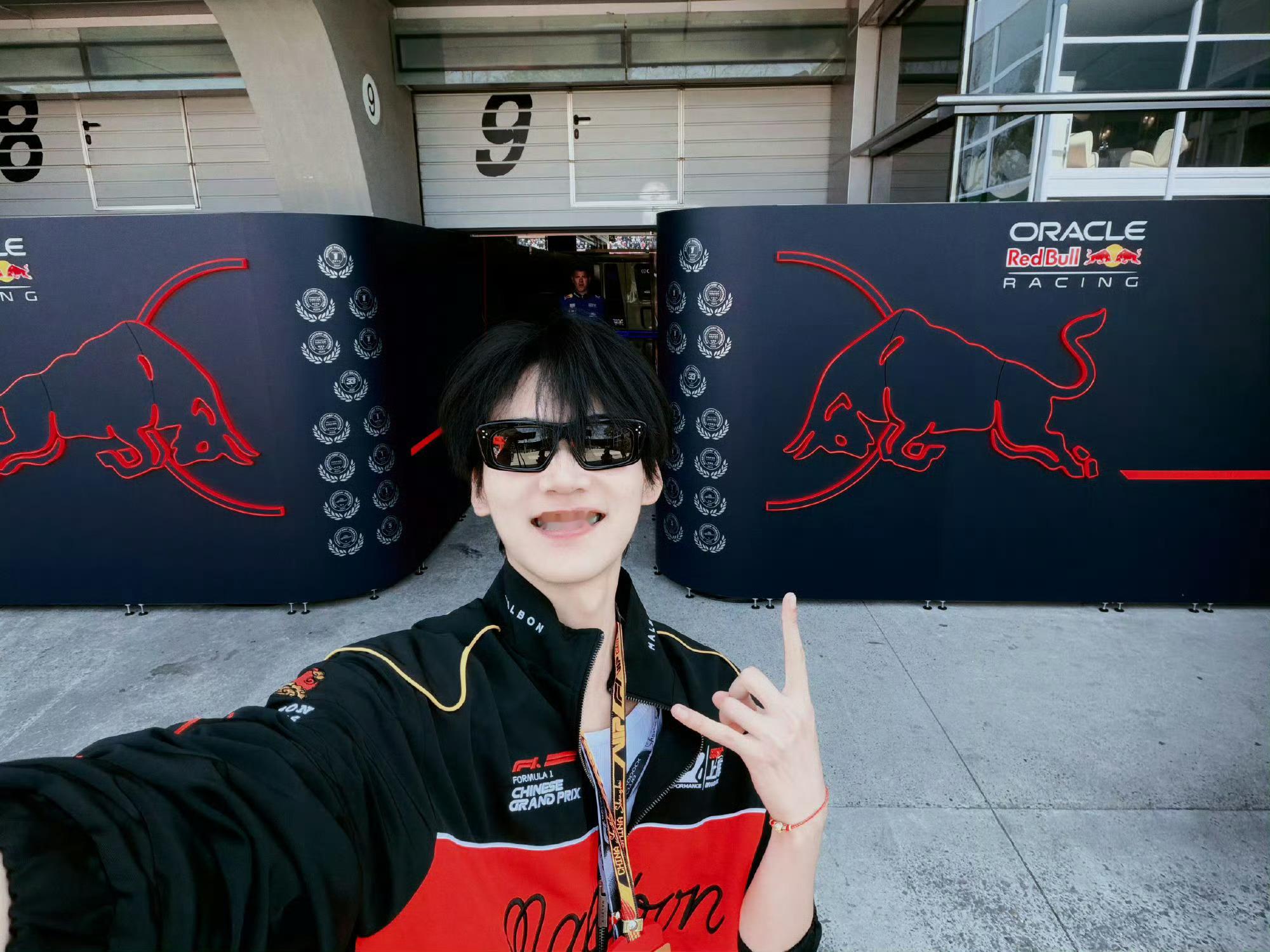 周柯宇晒F1观赛照周柯宇晒F1观赛照一身黑色休闲装搭配墨镜，少年气十足。好松弛啊