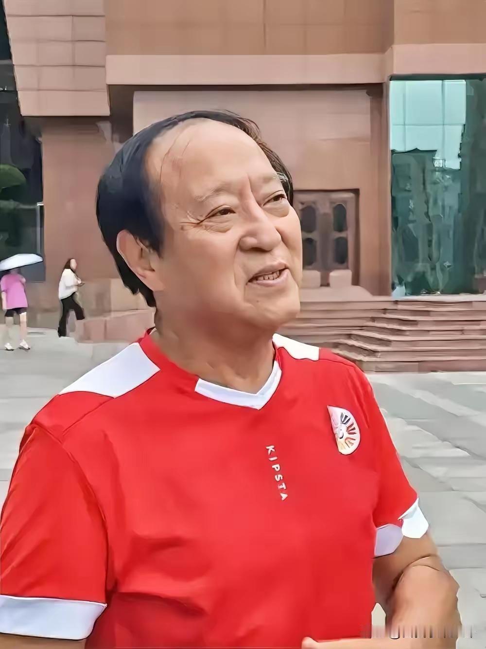 相声表演好，
如今人已老。
光阴不饶人，
青春去难找。