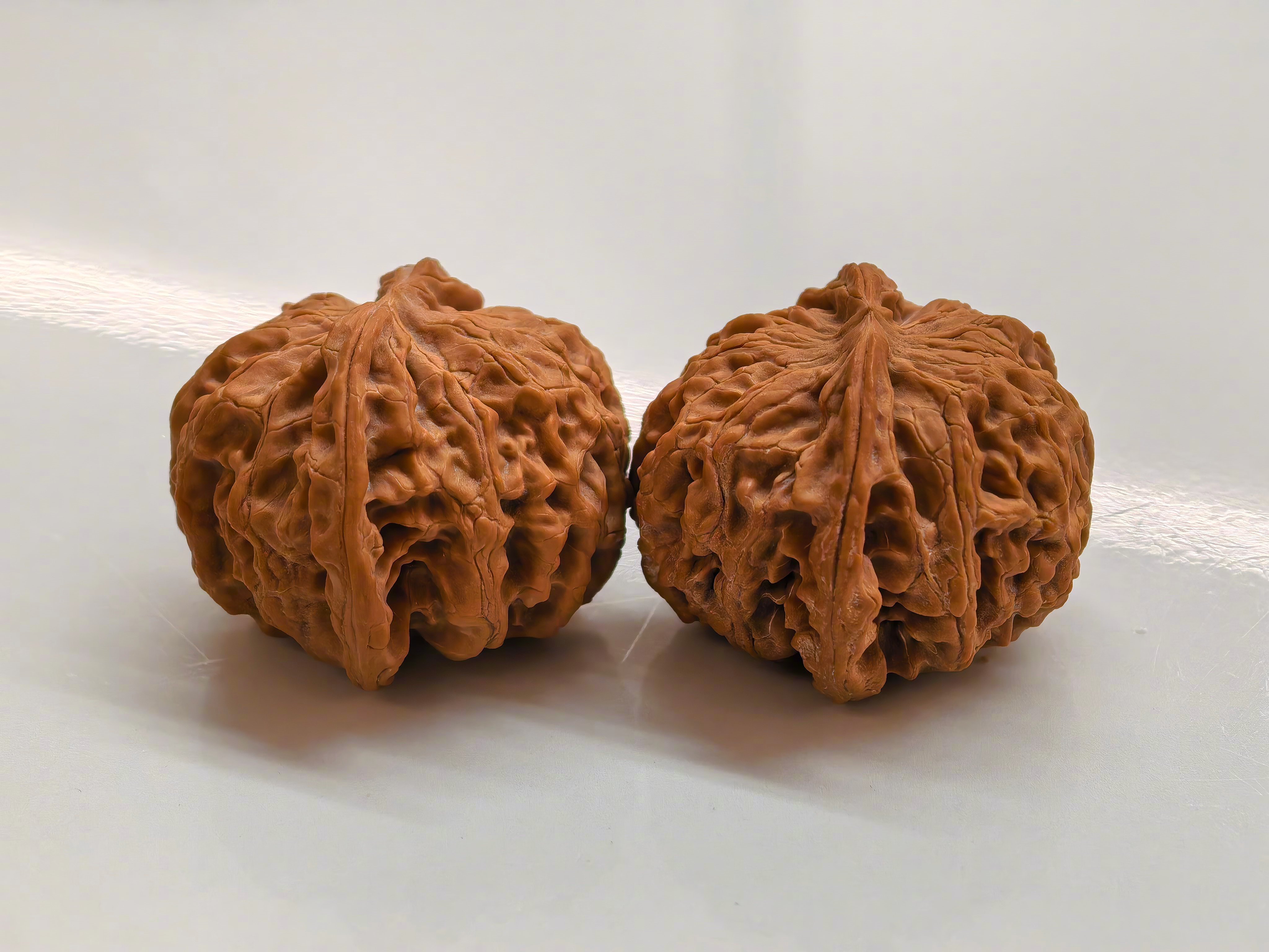 今儿潘家园旧货市场，一摊主是我粉丝，他咬死说这个文玩核桃值500-1000，他只