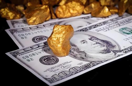 现在是美元想贬值，但中国顶着不让！因为从历史的经验来看，这意味着美国又想走“日本