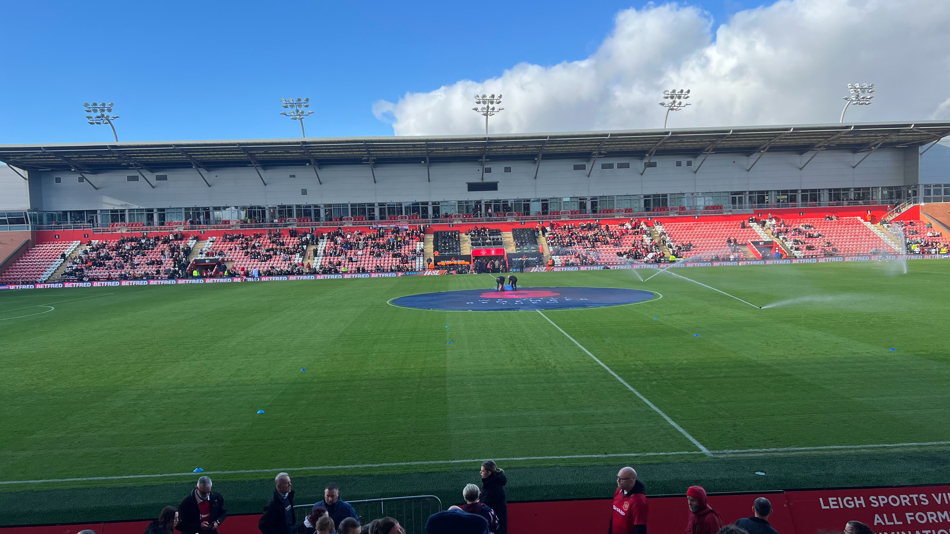 中午先现场看曼联女队，然后转场去看FC联的榜首大战。期待一会儿手机随时弹出姆伯莫