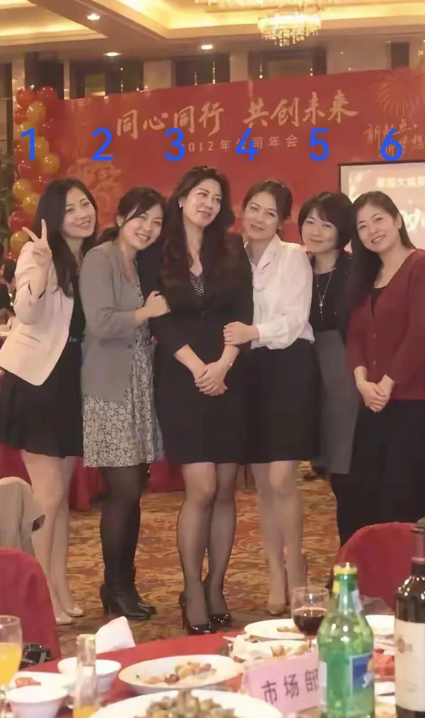 2012年公司年会旧照，市场部六位女神同框合影。
一晃十多年过去，当年意气风发的