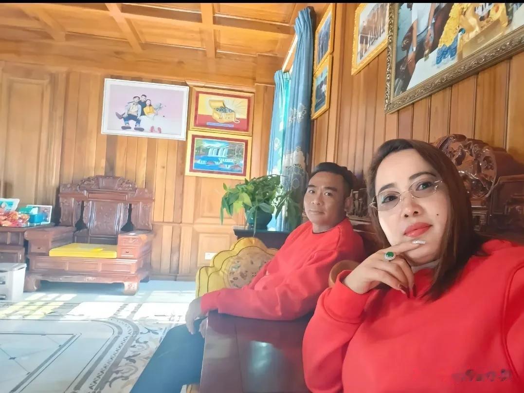 明菊兰满身名牌为什么感觉不到自身气质呢！
香奶奶的项链，耳坠、树林包包，老弗爷包
