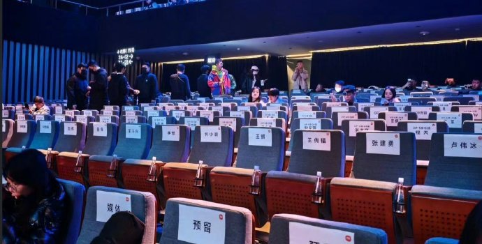 雷军把发布会做成了车圈团建你别说，你真别说，本来嘛，国内新能源协同共进，大家一起