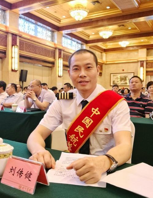英雄机长刘传健被川航奖励 500 万人民币，谁知，他的妻子邹涵却没有任何高兴的表