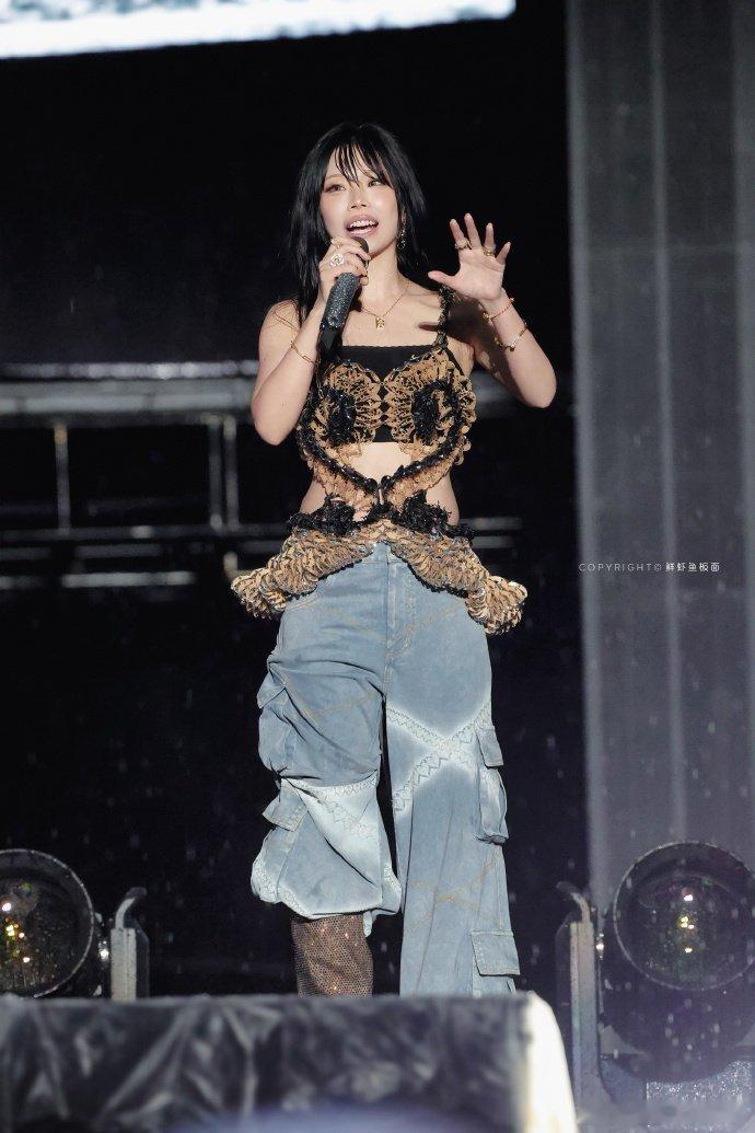 欣赏万妮达的现场演唱，节奏与嗓音完美融合，悦耳动听，狠狠治愈耳朵啦歌手直播万妮达