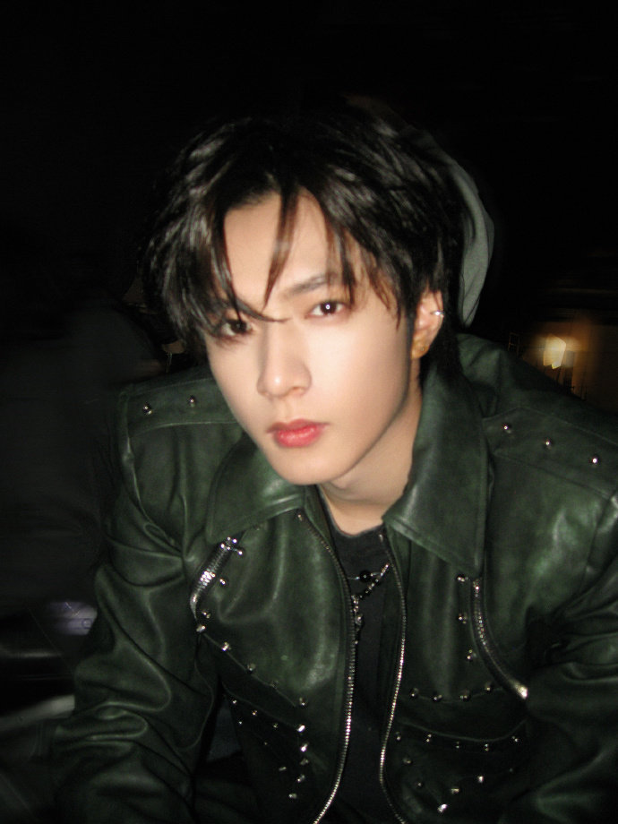 刘耀文黑皮衣耳夹look 刘耀文黑皮衣Too曼尼 刘耀文黑皮衣Too曼尼，刘耀文