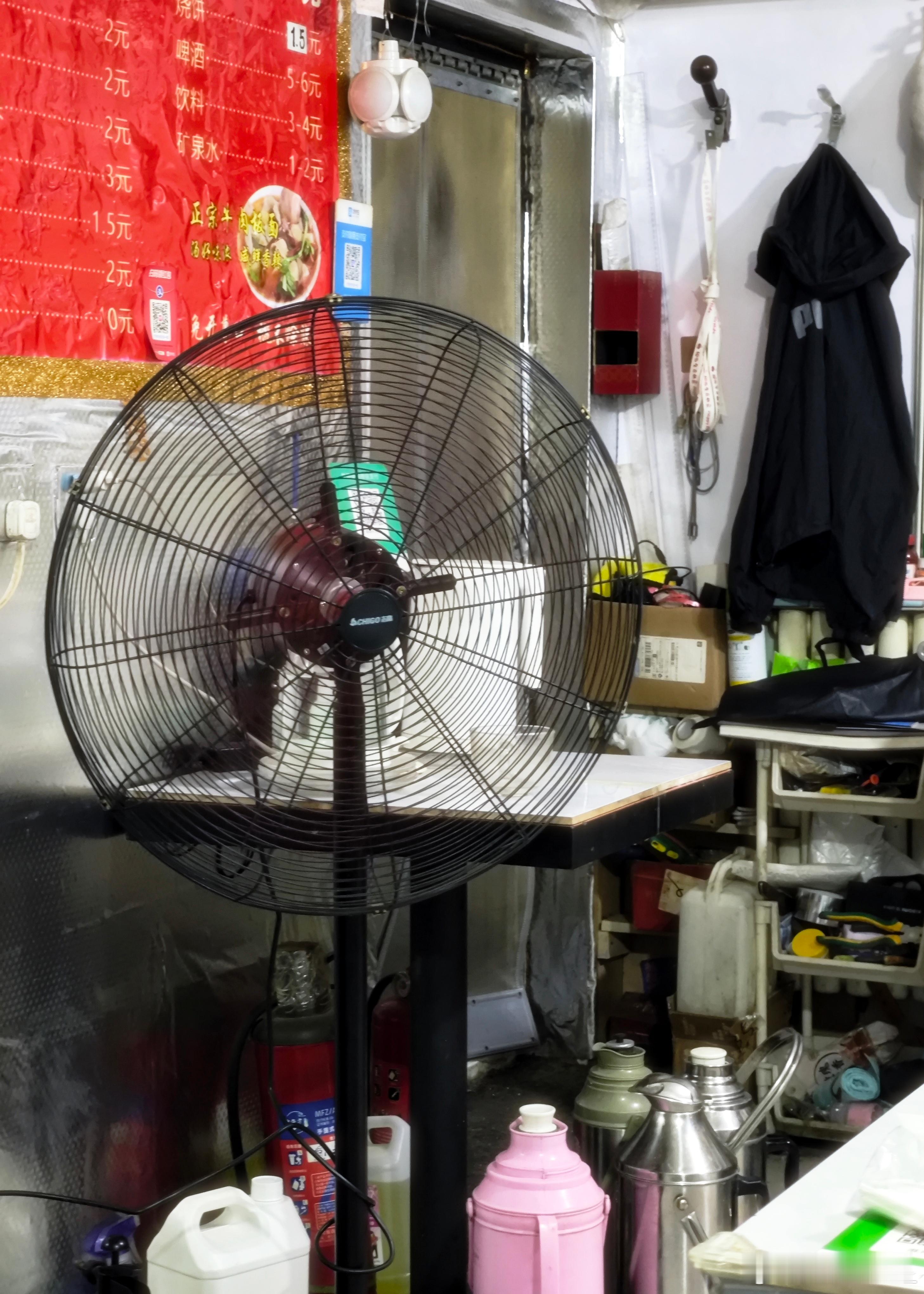 好久没去过这样有人情味的店了，店里的一切都是那么“怀旧”，有种小时候去的饭店的感