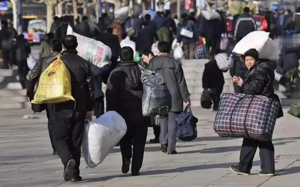 生产力越来越发达，商品越造越多，可穷人反而连饭都吃不起了？
 
当年美国农场主把