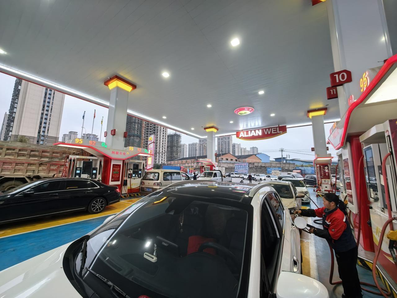 今天晚上油价上涨，涨幅还不小，第一次来这里加油还排队。友友们，你们的油加了吗？