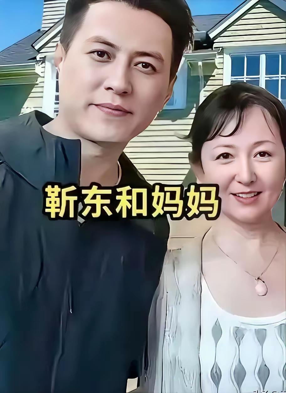 你们认识这位男士吗？
他是从小角色做起，后来一步一步变成了实力派
他和妈妈同框照