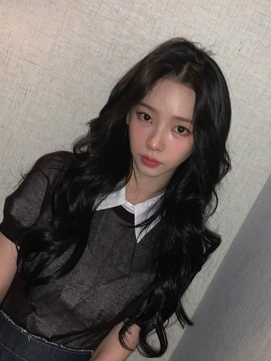 prada大秀米兰时装周时装周柳智敏Karina 米兰拍拍，波浪卷搭配连衣裙，美