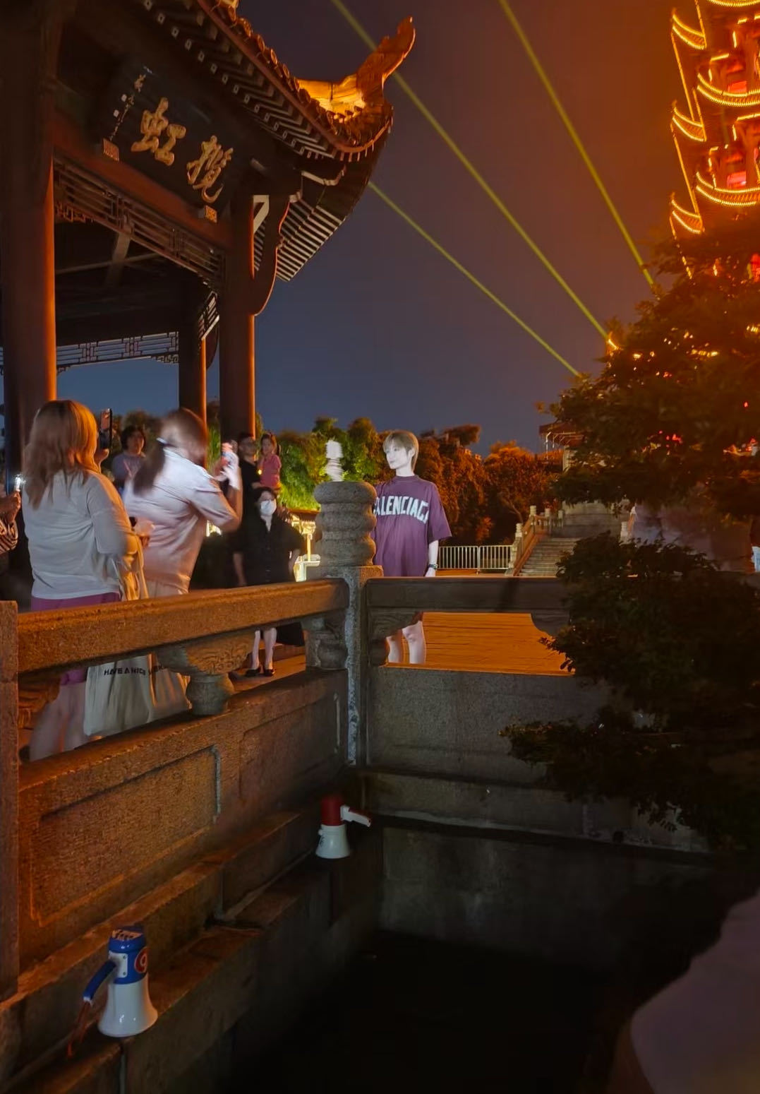 黄鹤楼偶遇李宇春 夜色黄鹤楼，偶遇正在认真打卡的，拍夜景的投入模样，像极了每一个