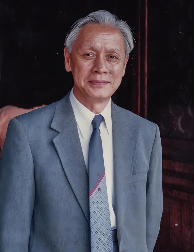 1959年，他趁着妻子出差，偷偷把一管液体灌入刚满一岁的儿子嘴里。看着儿子天真的