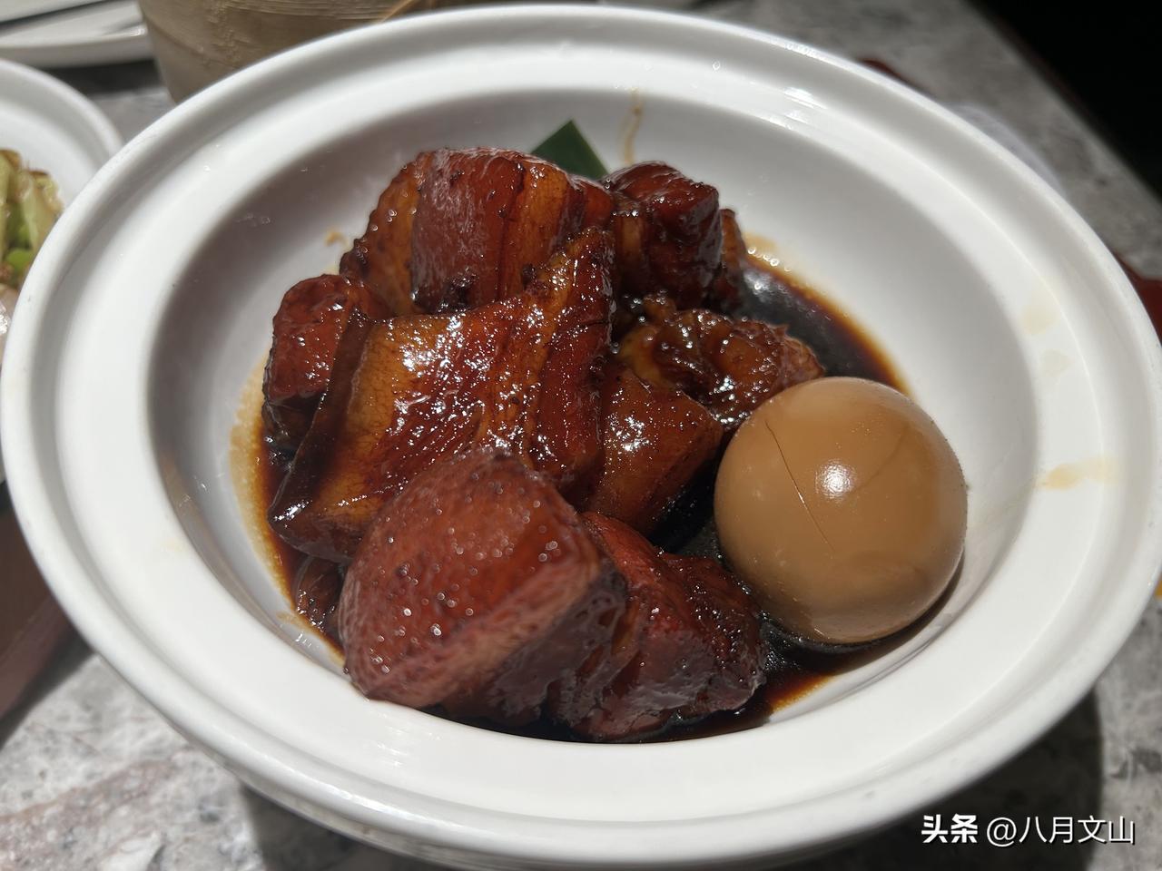 秋日生活打卡季晚上几个朋友准备小聚，程姐却迟迟未到。微信联系她，原来是她姐姐在单