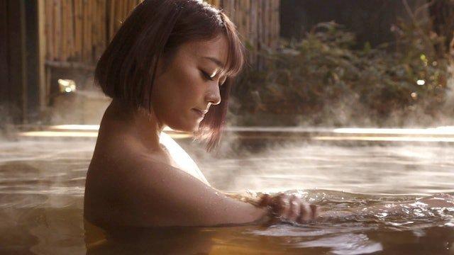 日本“跨性别”者到女浴池泡温泉，看到可爱女生「心跳加速」日本一位已经在户籍上将性