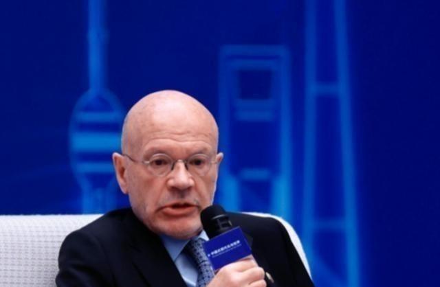 英国学者曾坦言：美国之所以一直针对中国，是因为中国犯了一个大错。一个建国才二三百