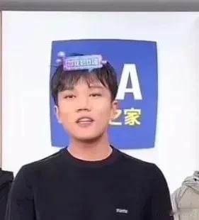 他不仅寻找到了家人，也寻找到了家人们，直播带货是为了寻找到更多的家人们。