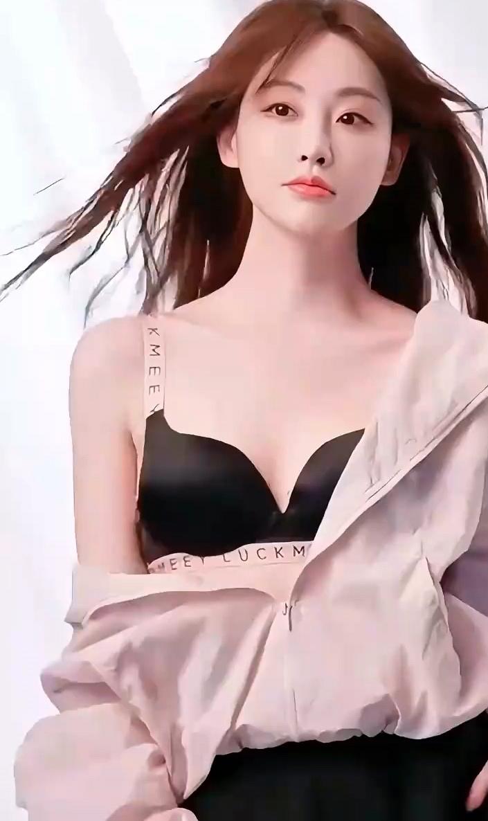 祝绪丹，氛围感拉满，慵懒休闲装也能美成这样[送自己一朵花][赞]娱乐 休闲 氛围