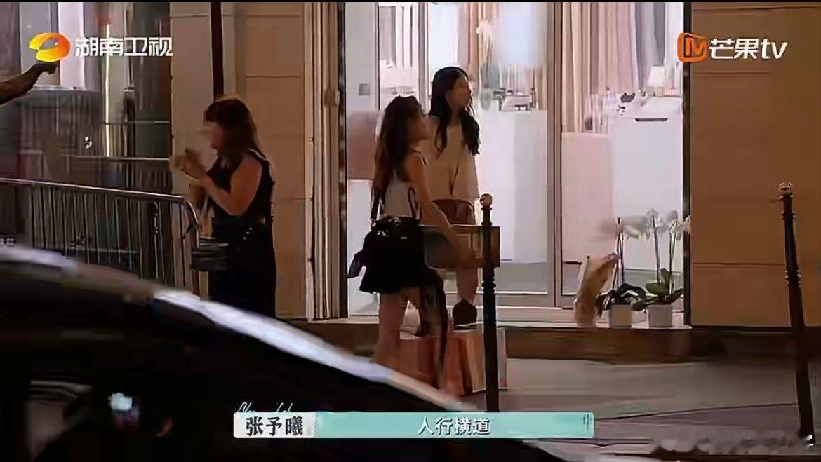 张予曦感受到了外国街头的温暖 异国街头搬东西的窘迫时刻，总有陌生人主动递来的善意