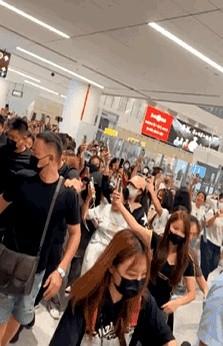 西安咸阳T3出口，37℃高温，毛线帽没摘。

龚俊一露脸，通道瞬间变早高峰。
