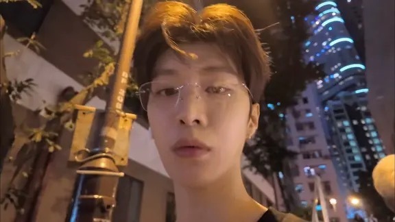 范丞丞[超话]范丞丞黄远达 fcc范丞丞浪浪人生 要站在自己所喜欢的世界里，闪闪
