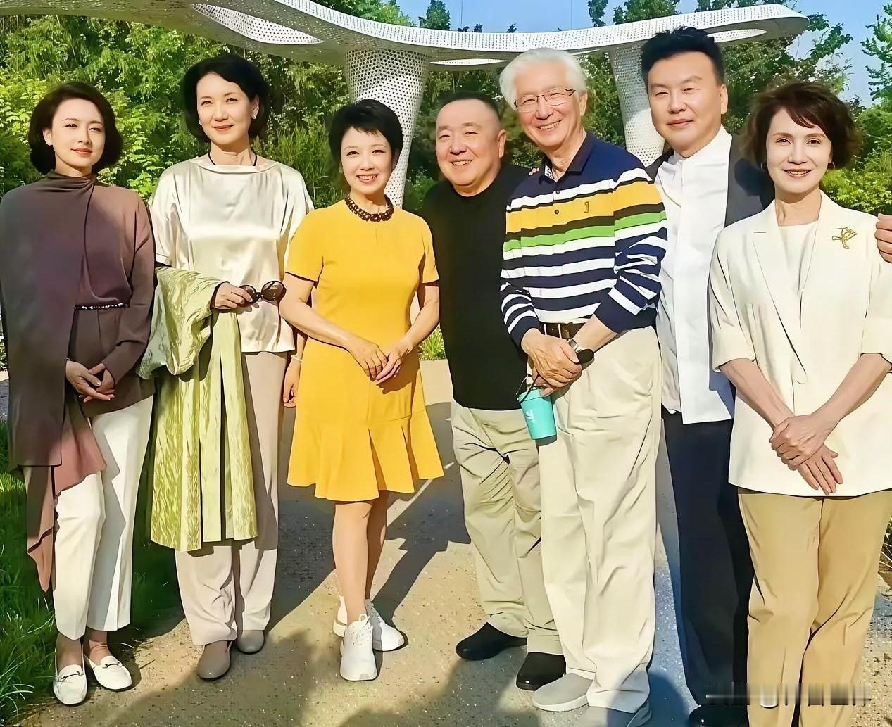 他们的气质确实与众不同，每个主持人身上都有故事，最有意思的是董浩。董浩是央视的大