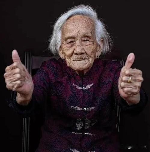 单纯追求长寿，着实是一种极为愚蠢的行为。追求长寿看似是热爱生活，试图多陪伴家人、