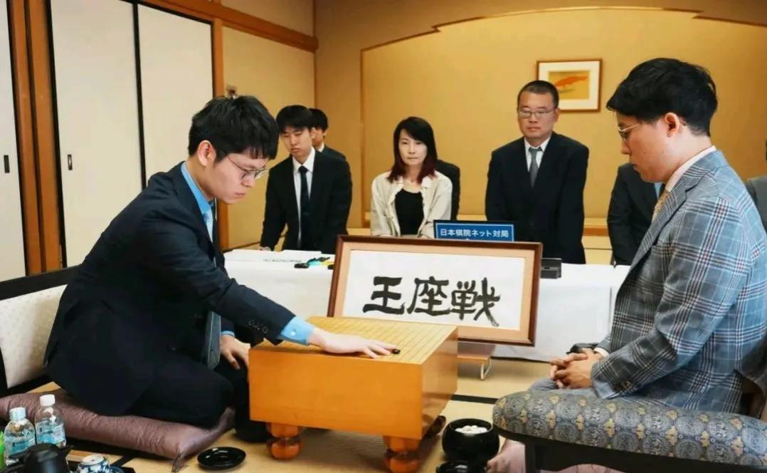 井山裕太的防卫战面临危机





日本的第71届王座战于10月20日拉开了挑战
