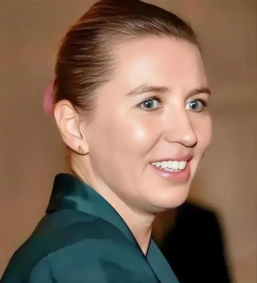 丹麦最近在安全和经济上，都有点骑虎难下。
 
前几年，丹麦女首相在对外政策上明显